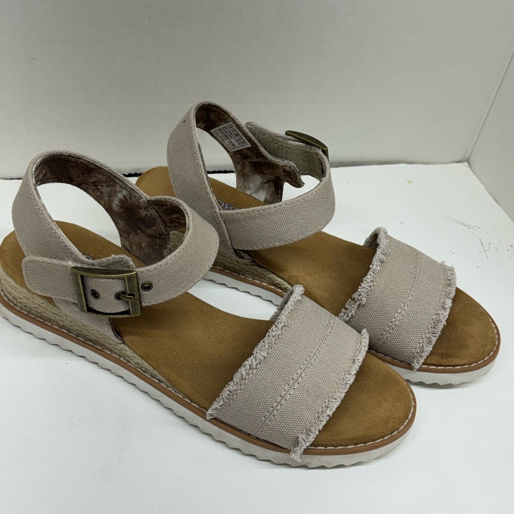 Skechers Women's Tan Sandals - Picture 3 of 7